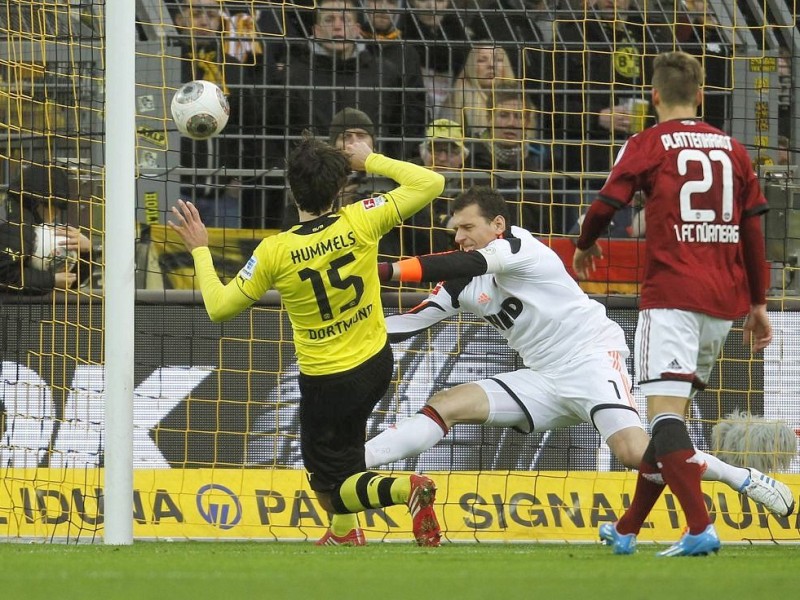 Borussia Dortmund ist auch in der Fußball-Bundesliga zurück auf Erfolgskurs. Eine Woche nach der ernüchternden Schlappe beim Hamburger SV (0:3) setzte sich die Mannschaft von Trainer Jürgen Klopp mit 3:0 (0:0) gegen den 1. FC Nürnberg durch. Wie schon beim famosen Champions-League-Auftritt vier Tage zuvor in St. Petersburg (4:2) präsentierte sich der BVB am Samstag von seiner besseren Seite und rückte auf Rang zwei vor. Vor 80 645 Zuschauern im ausverkauften Signal Iduna Park sorgten der nach dreiwöchiger Verletzungspause ins Team zurückgekehrte Mats Hummels (51. Minute), Robert Lewandowski (67.) und Henrich Mchitarjan (83.) für den verdienten Sieg.