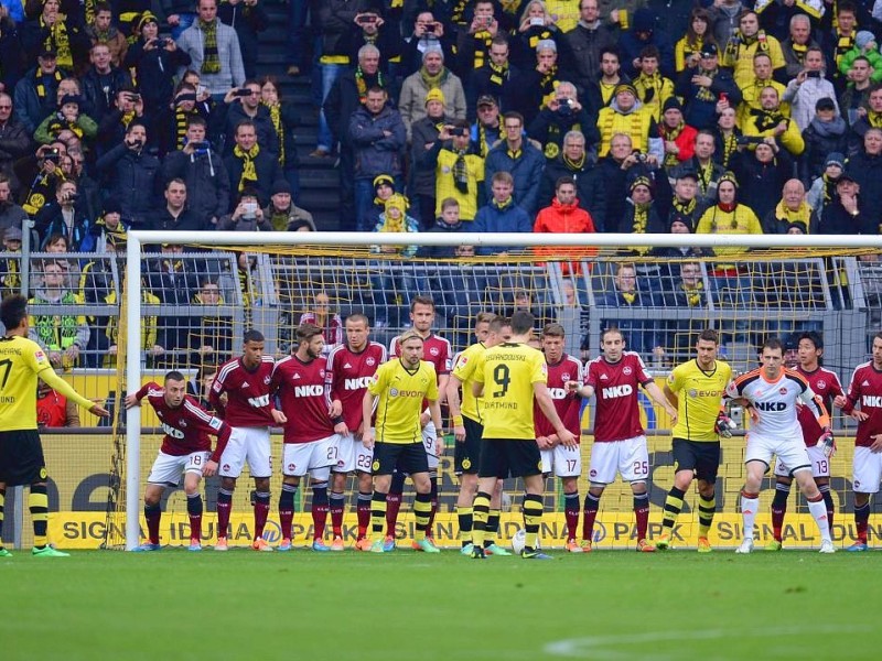 Borussia Dortmund ist auch in der Fußball-Bundesliga zurück auf Erfolgskurs. Eine Woche nach der ernüchternden Schlappe beim Hamburger SV (0:3) setzte sich die Mannschaft von Trainer Jürgen Klopp mit 3:0 (0:0) gegen den 1. FC Nürnberg durch. Wie schon beim famosen Champions-League-Auftritt vier Tage zuvor in St. Petersburg (4:2) präsentierte sich der BVB am Samstag von seiner besseren Seite und rückte auf Rang zwei vor. Vor 80 645 Zuschauern im ausverkauften Signal Iduna Park sorgten der nach dreiwöchiger Verletzungspause ins Team zurückgekehrte Mats Hummels (51. Minute), Robert Lewandowski (67.) und Henrich Mchitarjan (83.) für den verdienten Sieg.