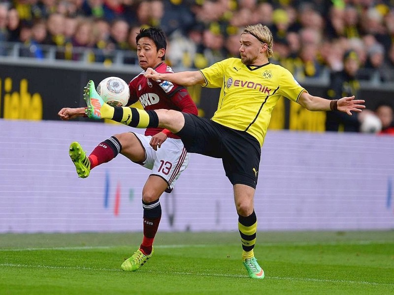 Borussia Dortmund ist auch in der Fußball-Bundesliga zurück auf Erfolgskurs. Eine Woche nach der ernüchternden Schlappe beim Hamburger SV (0:3) setzte sich die Mannschaft von Trainer Jürgen Klopp mit 3:0 (0:0) gegen den 1. FC Nürnberg durch. Wie schon beim famosen Champions-League-Auftritt vier Tage zuvor in St. Petersburg (4:2) präsentierte sich der BVB am Samstag von seiner besseren Seite und rückte auf Rang zwei vor. Vor 80 645 Zuschauern im ausverkauften Signal Iduna Park sorgten der nach dreiwöchiger Verletzungspause ins Team zurückgekehrte Mats Hummels (51. Minute), Robert Lewandowski (67.) und Henrich Mchitarjan (83.) für den verdienten Sieg.