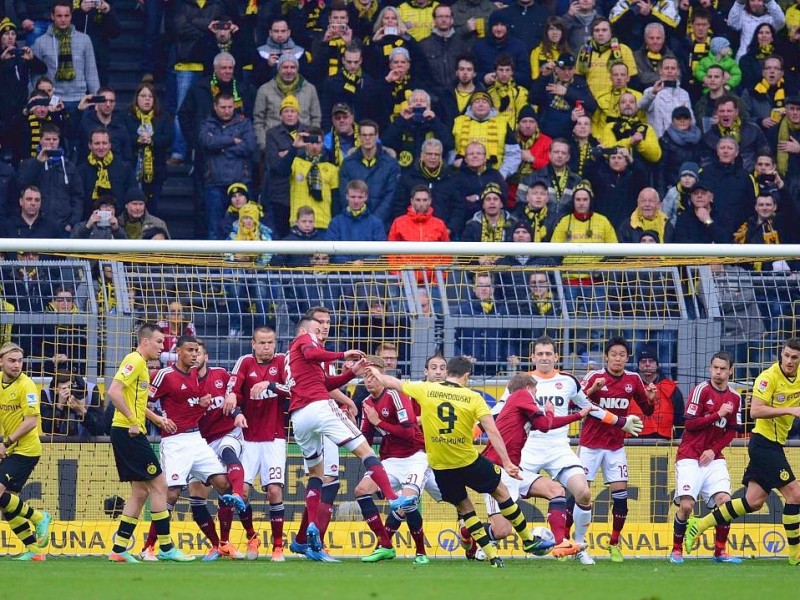 Borussia Dortmund ist auch in der Fußball-Bundesliga zurück auf Erfolgskurs. Eine Woche nach der ernüchternden Schlappe beim Hamburger SV (0:3) setzte sich die Mannschaft von Trainer Jürgen Klopp mit 3:0 (0:0) gegen den 1. FC Nürnberg durch. Wie schon beim famosen Champions-League-Auftritt vier Tage zuvor in St. Petersburg (4:2) präsentierte sich der BVB am Samstag von seiner besseren Seite und rückte auf Rang zwei vor. Vor 80 645 Zuschauern im ausverkauften Signal Iduna Park sorgten der nach dreiwöchiger Verletzungspause ins Team zurückgekehrte Mats Hummels (51. Minute), Robert Lewandowski (67.) und Henrich Mchitarjan (83.) für den verdienten Sieg.