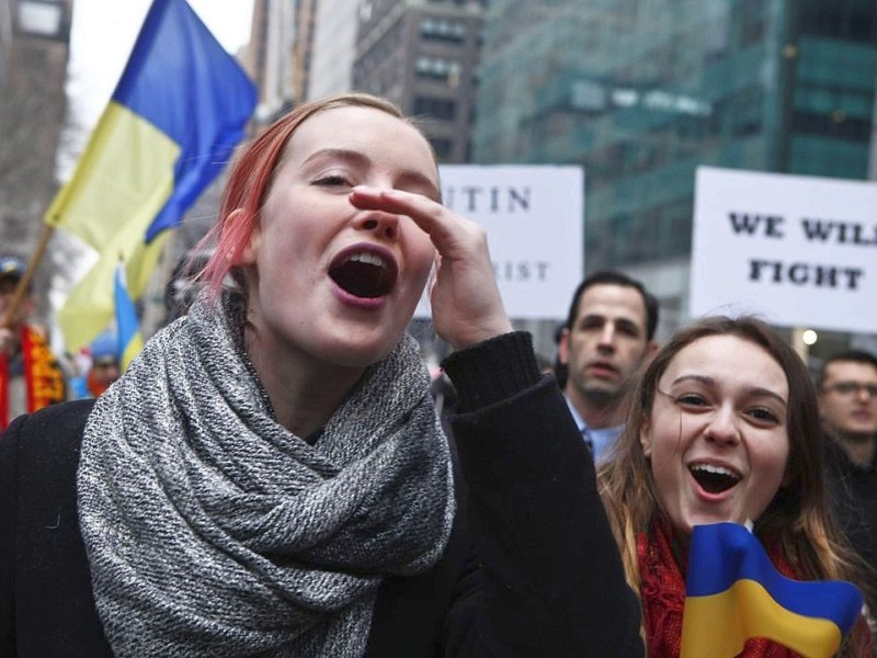 Nicht nur in der Ukraine gibt es Demonstrationen. Auch in New York gehen die Leute auf die Straße, um gegen Russland zu protestieren.