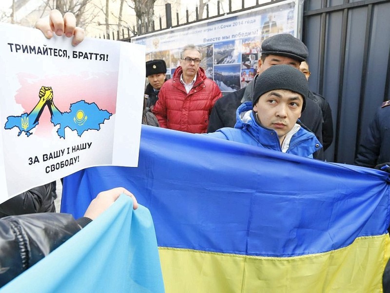 Vor dem russischen Konsulat in Almaty zeigen Menschen ihre Solidarität mit der Ukraine. Ebenso wie in ...