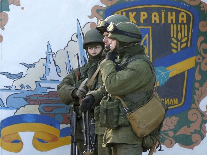 Russische Soldaten halten Wache vor einer ukrainischen Militäreinheit in Perevalnoye.