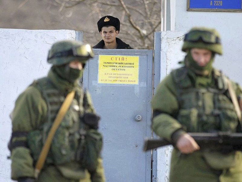 Auf der Krim begegnen sich Ukrainer und Russen mit Argwohn: Ein ukrainischer Soldat beobachtet russische Militärs.