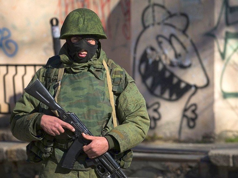 Russland zeigt Zähne: Ein bewaffneter Mann steht in der Nähe der ukrainischen Militärbasis in Simferopol.
