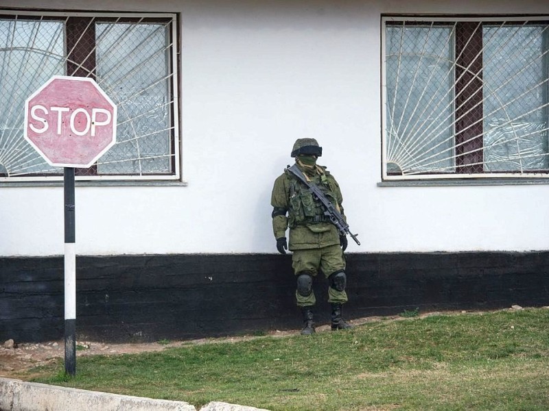 Moskau betont, mit dem Militär vor Ort wolle man die Interessen der russischsprechenden Minderheit auf der Krim verteidigen.
