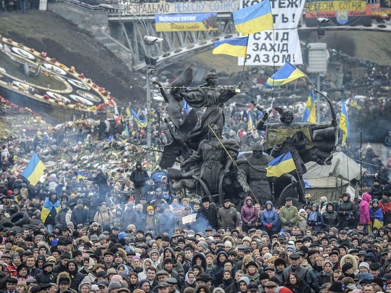 Als das russische Parlament am Sonntag den Militäreinsatz genehmigte, demonstrierten viele Ukrainer dagegen auf dem Unabhängigkeitsplatz in Kiew.