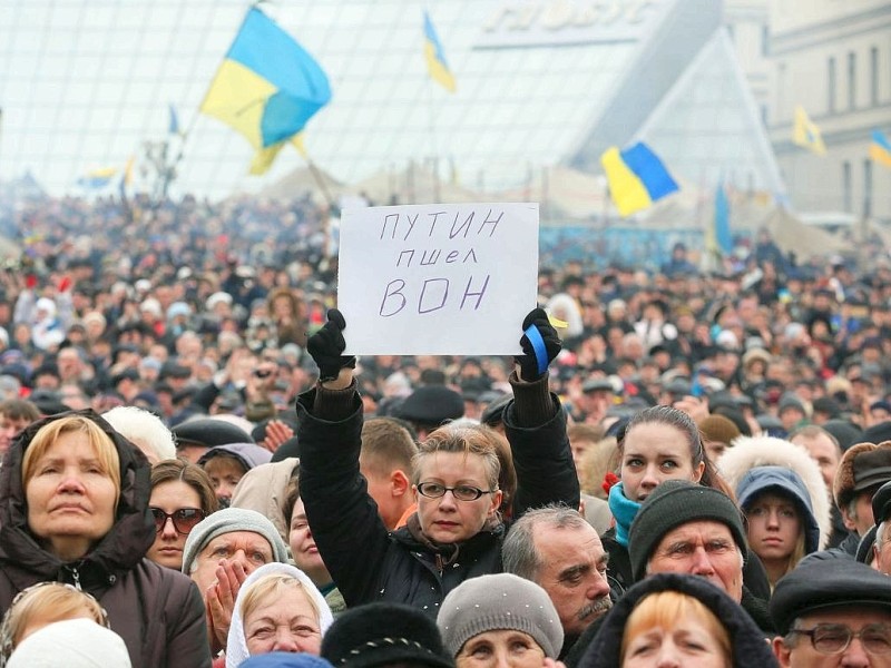 Verschwinde, Putin! ist die Botschaft einer ukrainischen Frau bei derselben Demonstration.