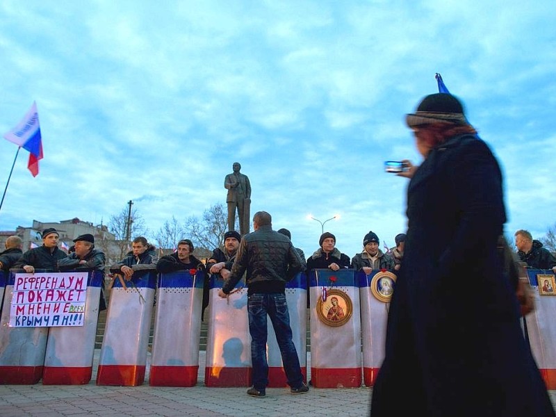 Selbstverteidigungseinheiten haben in Simferopol Stellung bezogen.