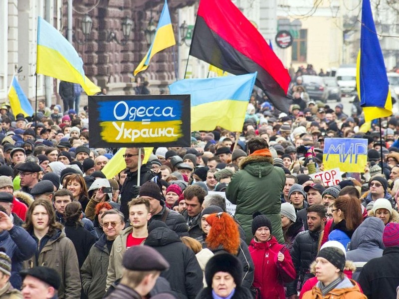 In Odessa versammeln sich Menschen zu einer Anti-Kriegs-Demonstration.