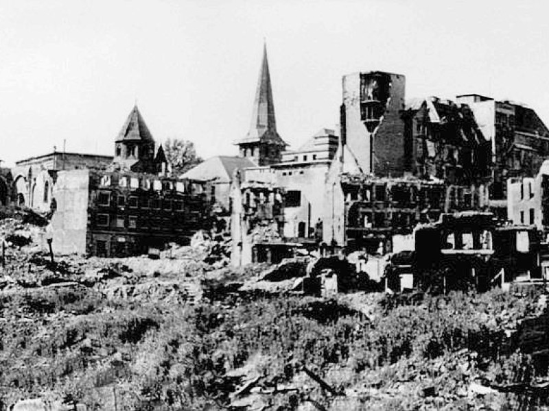 Panorama des zerstörten Stadtkerns 1945. Rechts das Rathaus, der Kirchturm in der Bildmitte gehört zur Johanniskirche, der kleine links daneben zur Münsterkirche.
