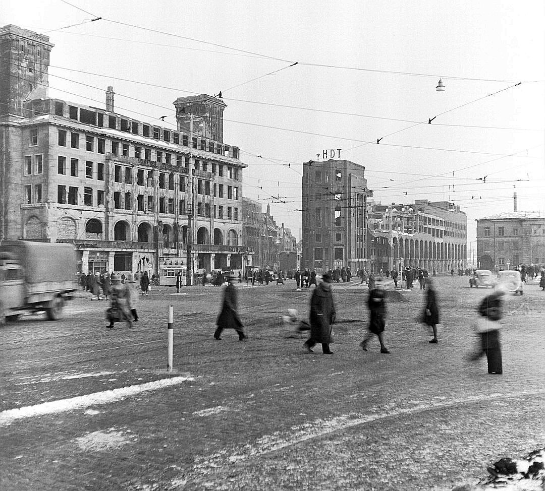 Der zerstörte Handelshof am Bahnhofsvorplatz im Februar 1947.