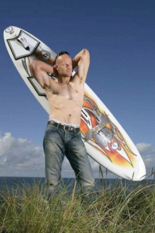 Das Modeln im Blut: Windsurfer Bernd Flessner posiert 2007 mit seinem Board im Sylter Schilf.