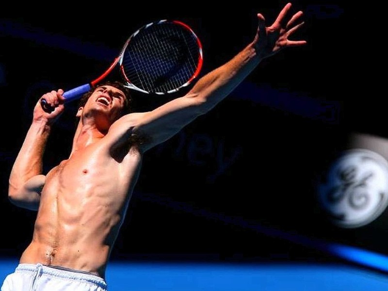 Tennisstar Andy Murray (Großbritannien) macht nicht nur auf dem Platz eine gute Figur. Hier beim Training für die Australian Open 2009.