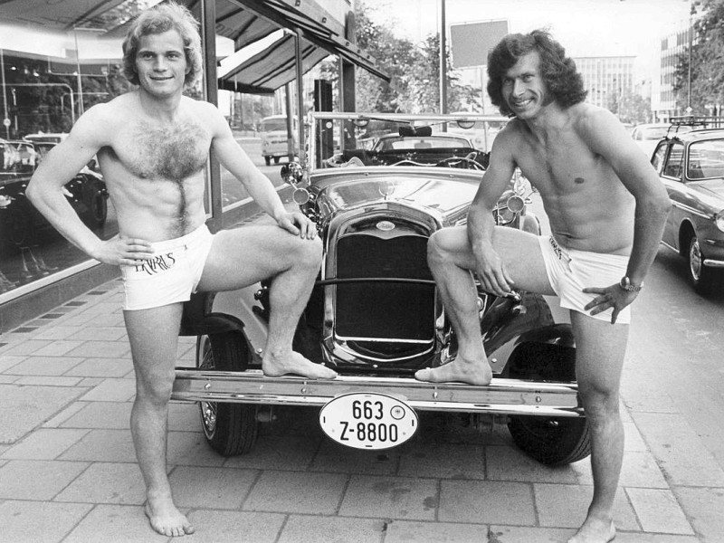 Nicht mehr nackt zu feiern brauchen die beiden ehemaligen Fußballer des  FC Bayern München, Uli Hoeneß und Paul Breitner. Die Aufnahme ist vom 5.6.1973. Nach der Vorführung von Bademoden eines Münchner Herrenausstatters bekamen sie damals die elegantesten Modelle geschenkt.