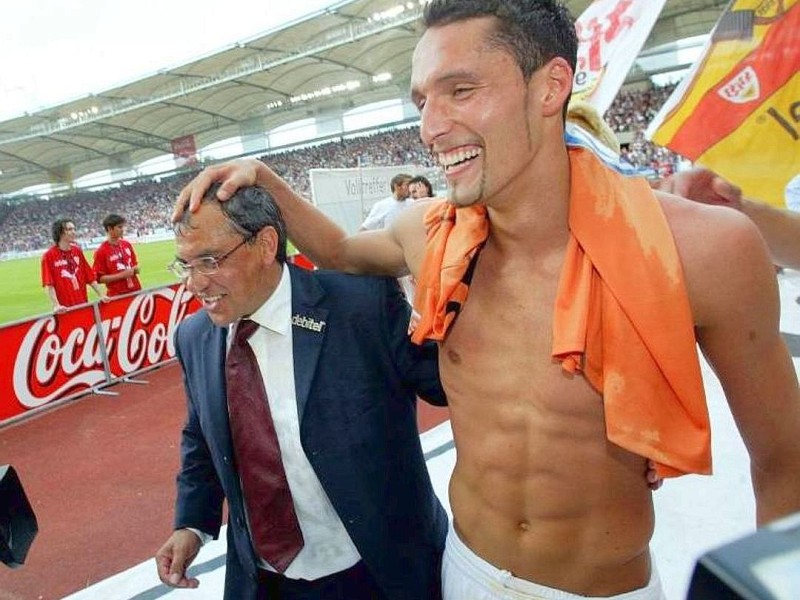 Seine Bauchmuskeln sehen aus, als würden Fingernägel daran abbrechen. Kevin Kuranyi (r.) und Trainer Felix Magath auf ihrer Ehrenrunde zum Schluss der Saison 2002/2003.