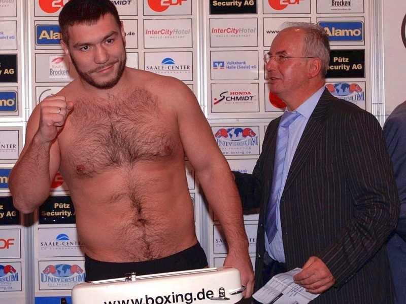 Der Boxsport hat bauchtechnisch je nach Gewichtsklasse etwas mehr Masse: Boxer Ruslan Chagaev (Deutschland) beim Wiegen.