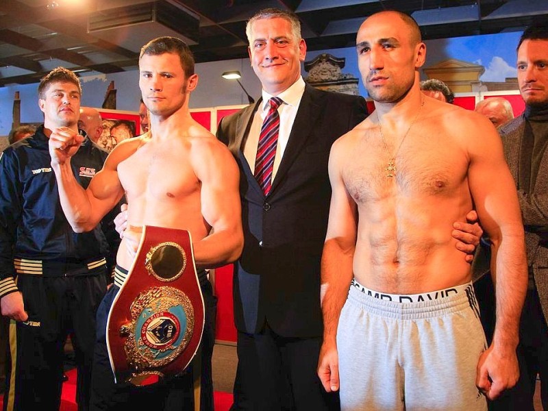 Andere Gewichtsklasse, anderer Bauch: Boxer Arthur Abraham (r.) beim offiziellen Wiegen im Maco Möbelhaus Magdeburg zur WBO-Weltmeisterschaft im Super-Mittelgewicht 2014.