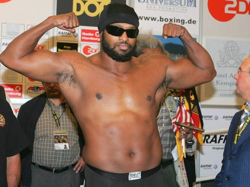 Der Boxer Lamon Brewster (USA) beim offiziellen Wiegen vor dem Kampf gegen Luan Krasniqi.