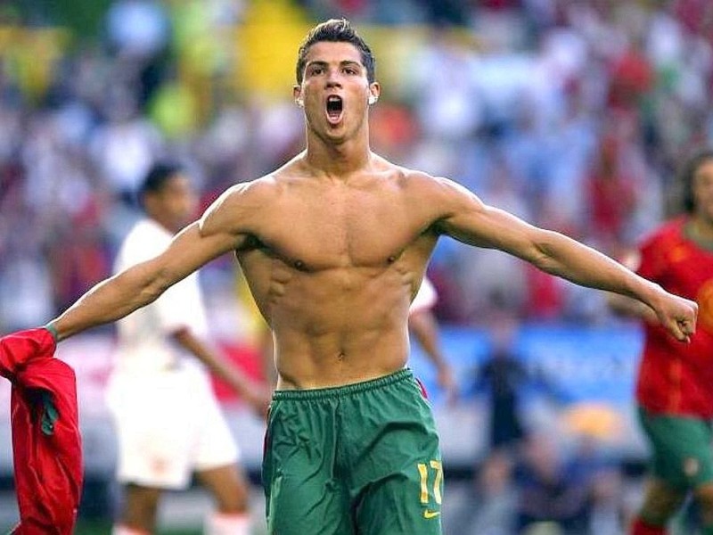Ist das nicht ein Bild von einem Mann? Kaum ein Fußballer ist beim Jubeln so schön anzusehen wie Cristiano Ronaldo. Hier präsentiert er seinen Luxuskörper bei der Europameisterschaft 2004.