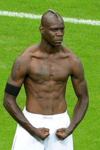 So sieht er aus, der durchtrainierte Fußballerbauch. Und das Foto ging um die Welt. Sein Sixpack zeigte Mario Balotelli beim Halbfinal-Spiel der EM 2012 in Warschau.