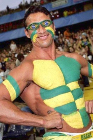 Auch neben dem Fußballfeld gibt es viel zu sehen: Ein muskelbepackter brasilianischer Fan präsentiert beim Confederationscup 2005 stolz seinen Adoniskörper, den er in seinen Landesfarben bemalt hat.