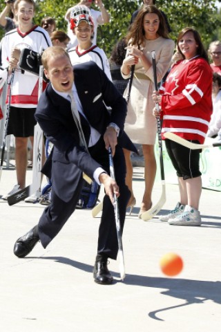 ...gab sich der Prinz erneut auf seiner Reise sportlich. Beim Hockey, dem Nationalsport der Kanadier, traf er zwar den Ball,...