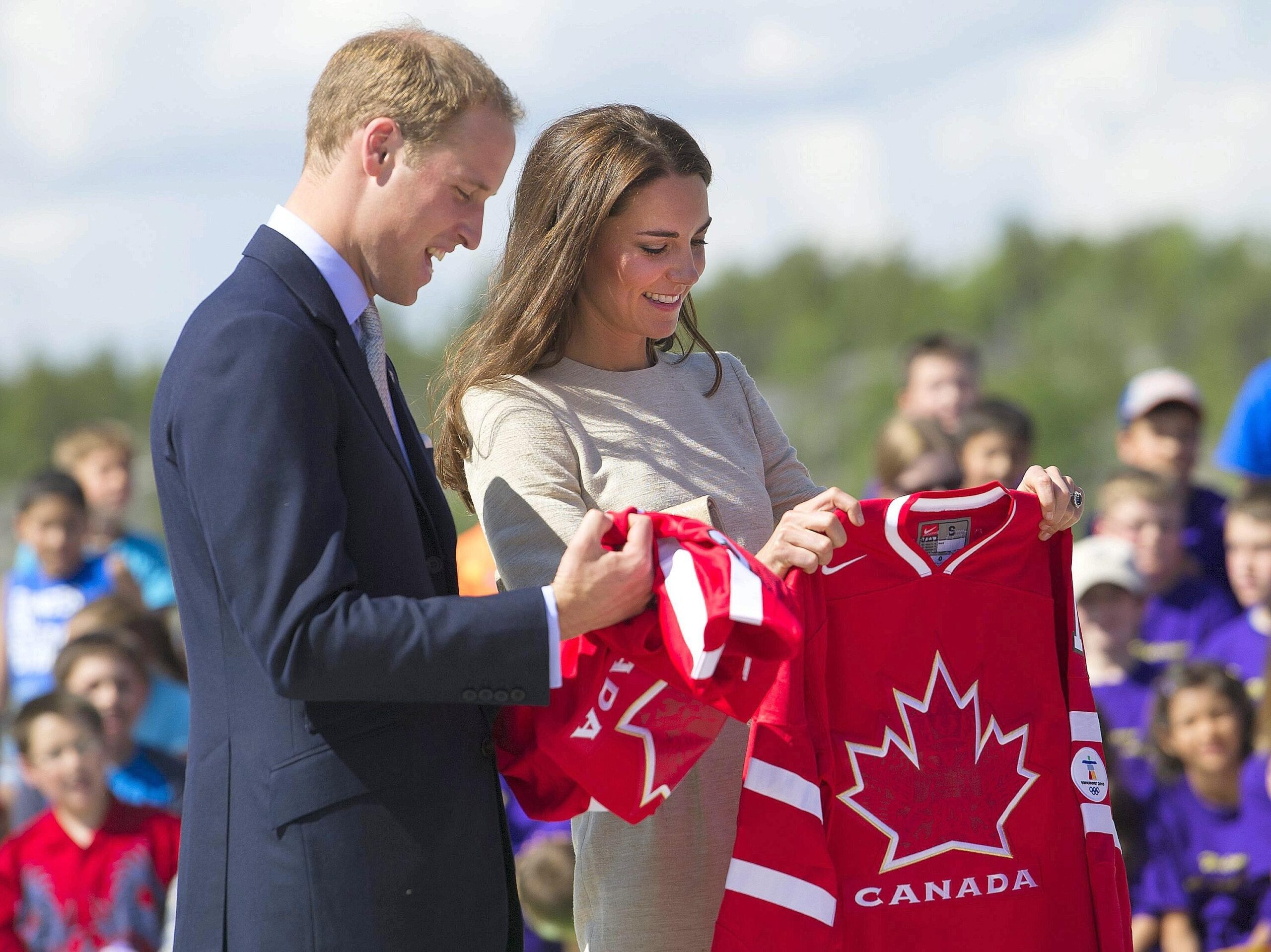 ...überreichten die Kanadier William und Kate zwei Hockeytrikots mit der kanadischen Flagge,...