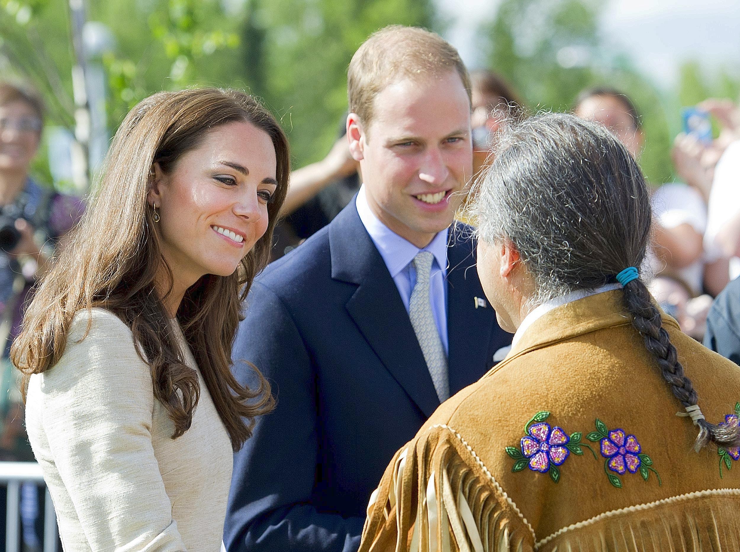 Königliches Sprachtalent: Prinz William dankt bei seinem Besuch in Kanada den Ureinwohnern des Städchens Yellowknife...