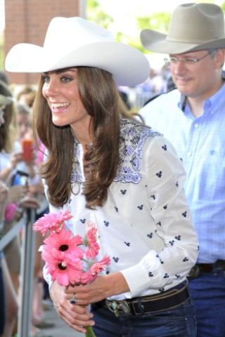...und erinnern an die Cowboy-Kultur der Stadt. Und erst mit einem echten Cowboyhut ist Kate's Westernoutfit mit Jeans und weißer Bluse perfekt. Die Royals...