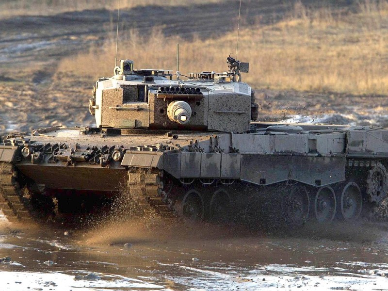 ... die Münchner Firma Krauss-Maffei Wegmann (KMW), bezeichnet den neusten Leo-Typ 2 A7+, nach dem Saudi-Arabien schielt, als den Kampfpanzer des 21. Jahrhunderts. Die deutschen Streitkräfte besitzen keinen dieser Hightech-Panzer, sondern 350 Modelle vom Typ Leopard 2 A6. Im Unterschied....