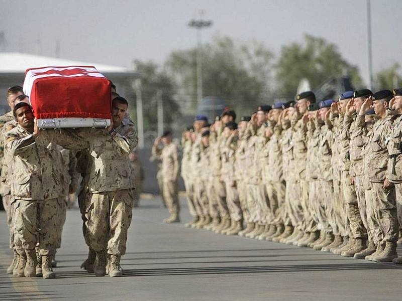 Kameraden eines gefallenen kanadischen Soldaten tragen seinen Sarg zum Flugzeug in Kandahar.