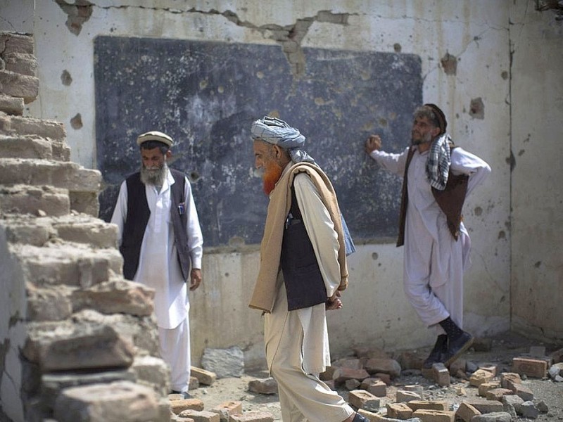 Eine zerstörte Schule: Taliban hatten sich dort verschanzt, nachdem sie ein Gebäude in der Nähe angegriffen hatten. Nachdem die afghanische Armee um Unterstützung gebeten hatte, waren die Taliban in der Schule mit Drohnen und Kampfjets angegriffen worden.