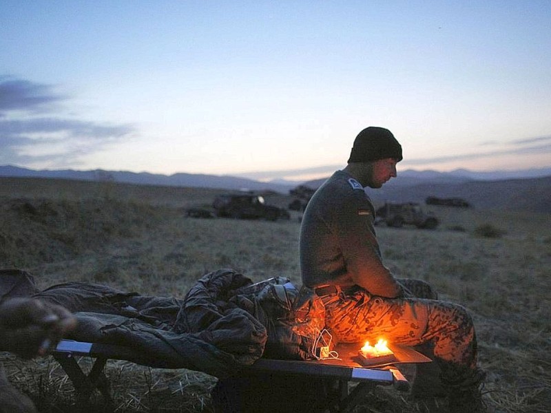 Ein deutscher Soldat feiert seinen 34. Geburtstag während seines Einsatzes in Afghanistan.