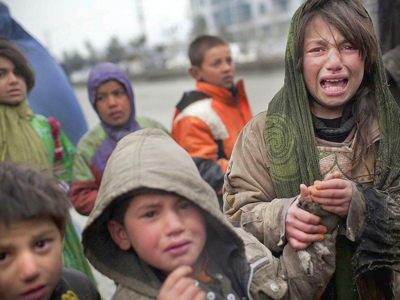 Ein afghanisches Flüchtlingsmädchen weint, nachdem ein anderes Kind seine Essensmarke gestohlen hat.