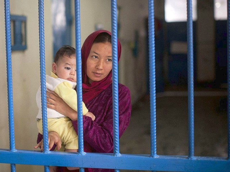 Die Mutter mit ihrem Baby ist in einem Frauengefängnis in Afghanistan inhaftiert, weil sie sich scheiden lassen wollte.