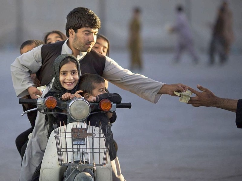 Ein Vater mit seinen Kindern in Kandahar.