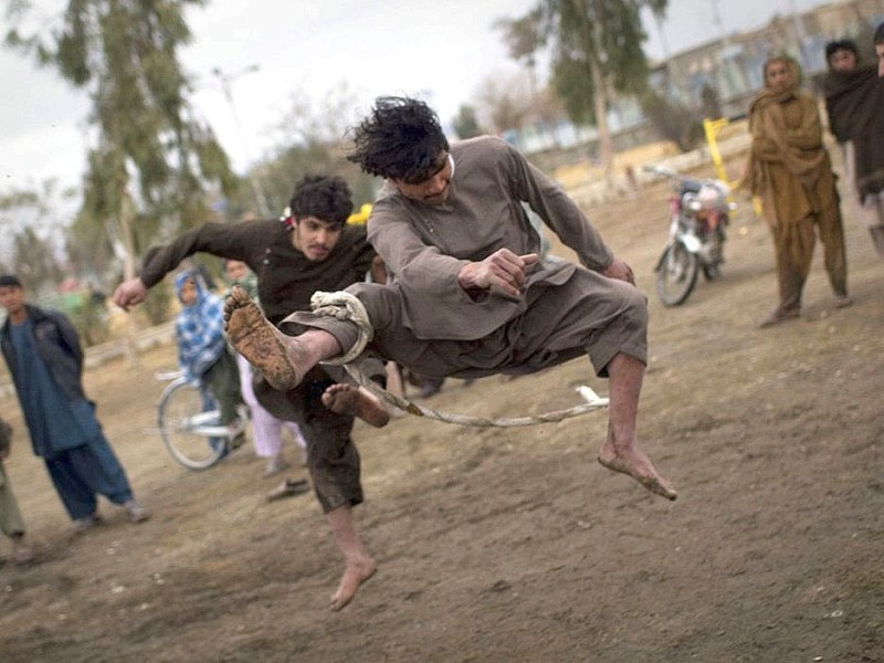 Bei diesem traditionellen afghanischen Spiel kämpfen Männer mit Schlingen gegeneinander.