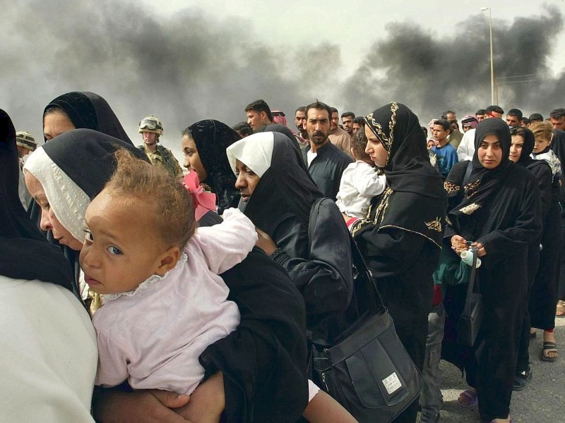 Auf diesem Bild aus dem Jahr 2003 zeigt Anja Niedringhaus irakische Frauen, die aus Basra fliehen wollen. H