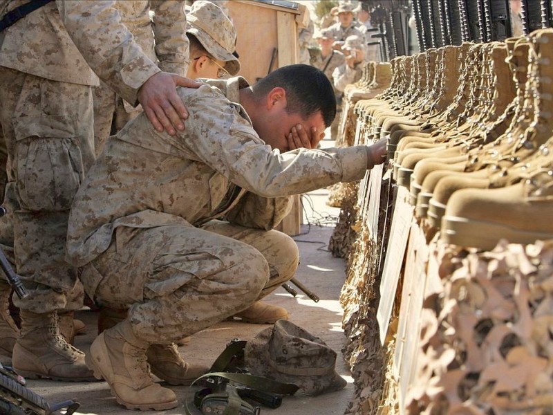 Ein US-Soldat weint bei einem Gedenkgottesdienst für 31 Kameraden, die im Irak getötet worden sind.
