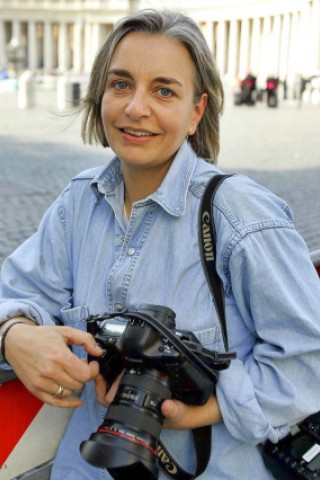 Die Fotojournalistin Anja Niedringhaus starb am 4. April 2014 im Alter von 48 Jahren. Sie war in Afghanistan, um über die Präsidentschaftswahlen zu berichten. Sie wurde nach Angaben der Behörden von einem afghanischen Polizisten erschossen.