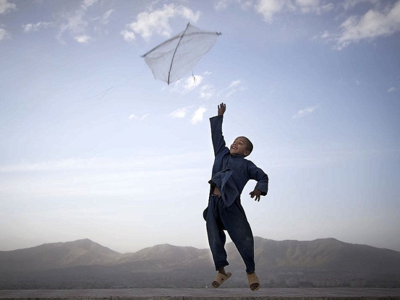 Ein Junge lässt in der Nähe von Kabul einen Drachen steigen.