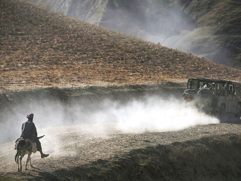 Ein Mann auf einem Esel folgt einem Bundeswehr-Konvoi in der Nähe von Kundus in Afghanistan.