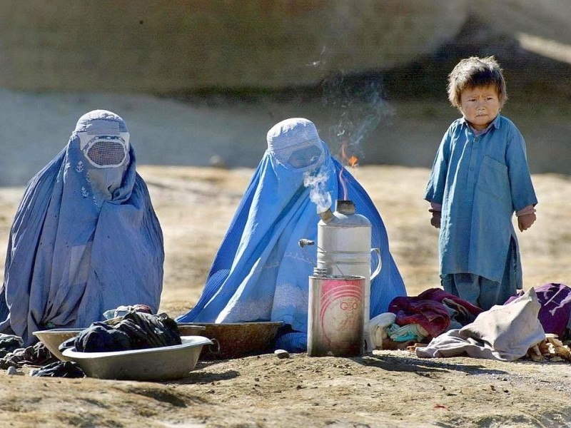 Afghanische Frauen waschen Wäsche im Zentrum der Hauptstadt Kabul.