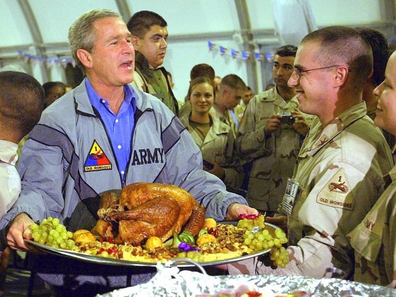 US-Präsident George W. Bush feiert Thanksgiving mit Soldaten auf dem Flughafen von Bagdad.
