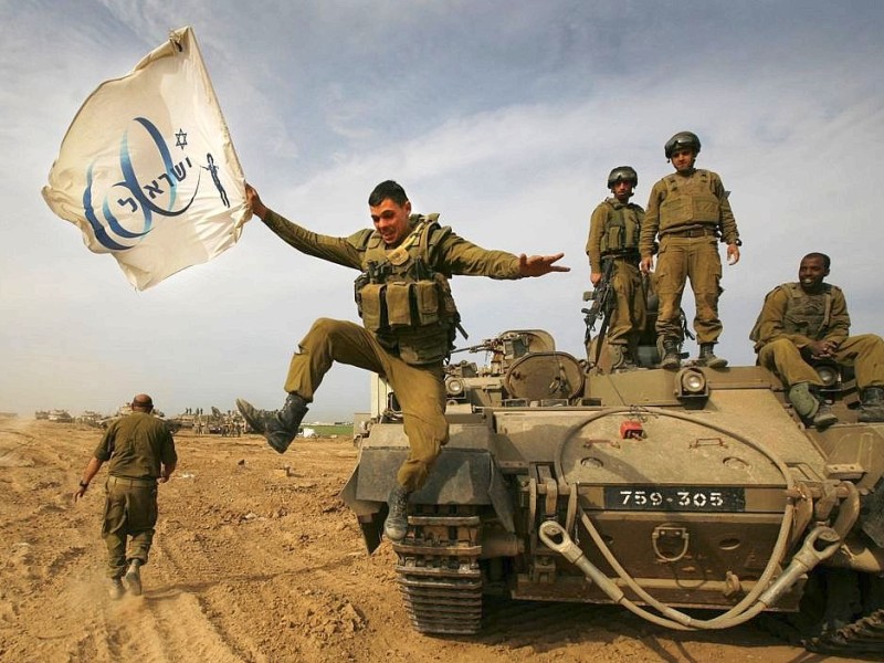 Ein israelischer Soldat feiert 60 Jahre Israel.