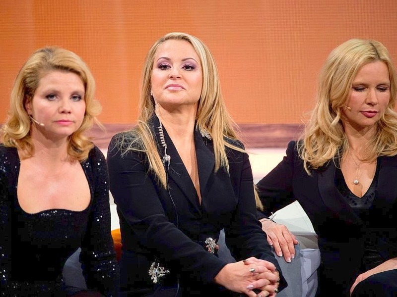 Fast alle trugen Schwarz: die deutsche Schauspielerin Annette Frier (l-r), die amerikanische Sängerin Anastacia und die deutsche Schauspielerin Veronica Ferres sitzen auf der Coach.