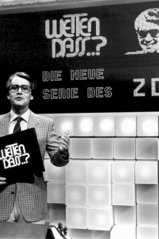 Das waren noch Zeiten: Showmaster Frank Elstner hält während der ersten Ausgabe von  Wetten, dass ..? am 14.02.1981 das Logo in der Hand.
