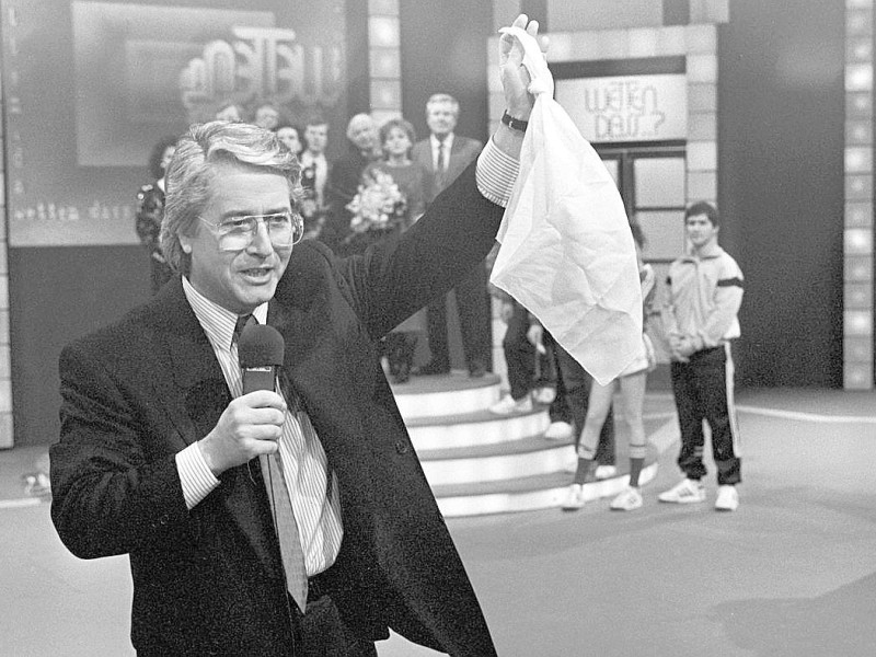 Sechs Jahre lang moderierte Elstner die Show, die er selbst erfunden hatte. Am 05.04.1987 in Berlin winkt er seinem Publikum zum Abschied.