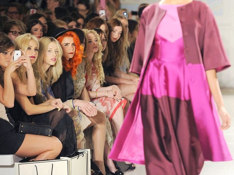Im Londoner Nachtleben und bei vielen Glamour-Veranstaltungen war Peaches häufig zu sehen. Wie etwa bei der Fashion Week zusammen mit Sängerin Pixie Lott (v.l.),  Paloma Faith und Schauspielerin Anna Kendrick sowie MacKenzie Mauzy.
